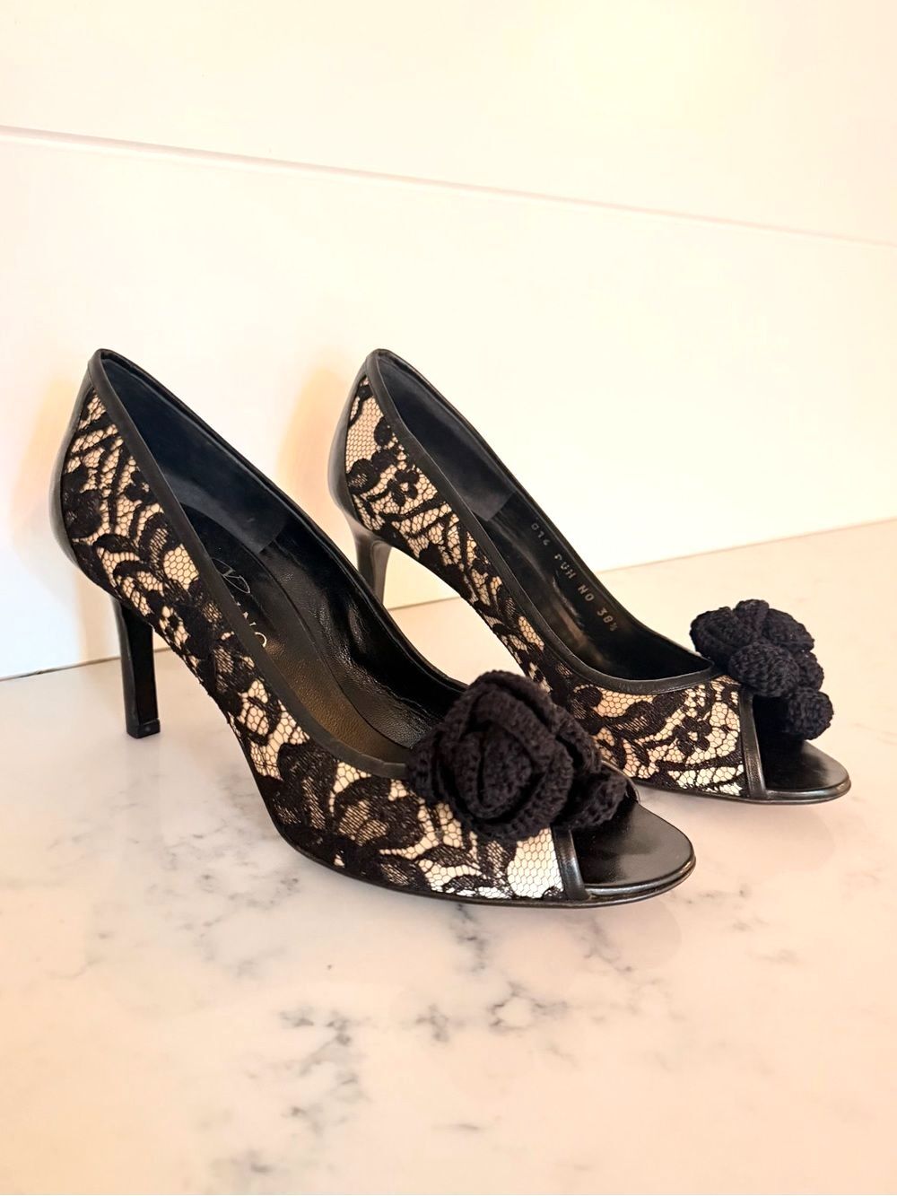 VALENTINO GARAVANI Beautiful Feminine Black Lace Peep Toe Heeela 38.5 NEW $1,200